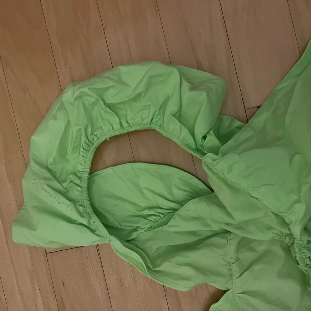 Vibrant Green Dress with Puff Sleeves - Picture 3 of 4